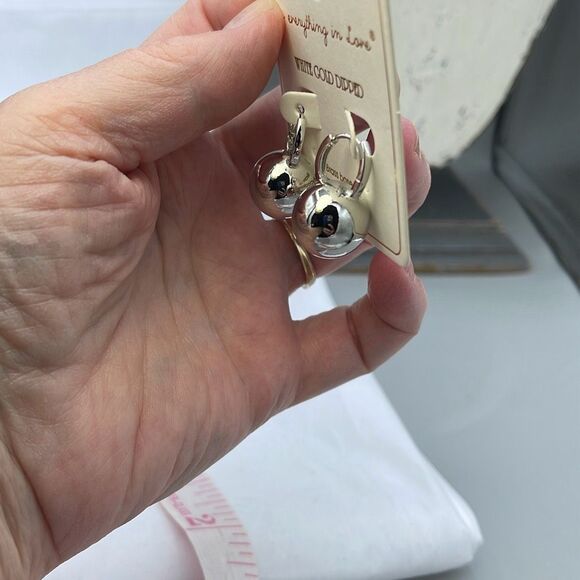 NWT Do everything in Love 14K white gold plated Huggies globes. - Picture 5 of 8